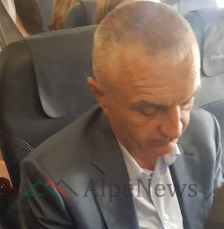 Rikthehet pas LOBIMIT për integrimin në Gjermani. Çfarë e mundon Presidentin Meta në avion… (FOTOLAJM)