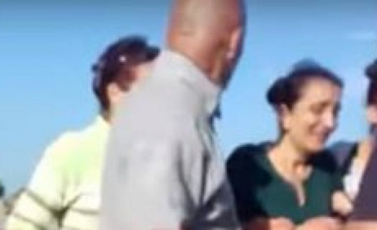VRAU BURRIN NË TREGUN E MILOTIT/ Momentet e arrestimit të gruas: Oj nan ça kam bo… (VIDEO)