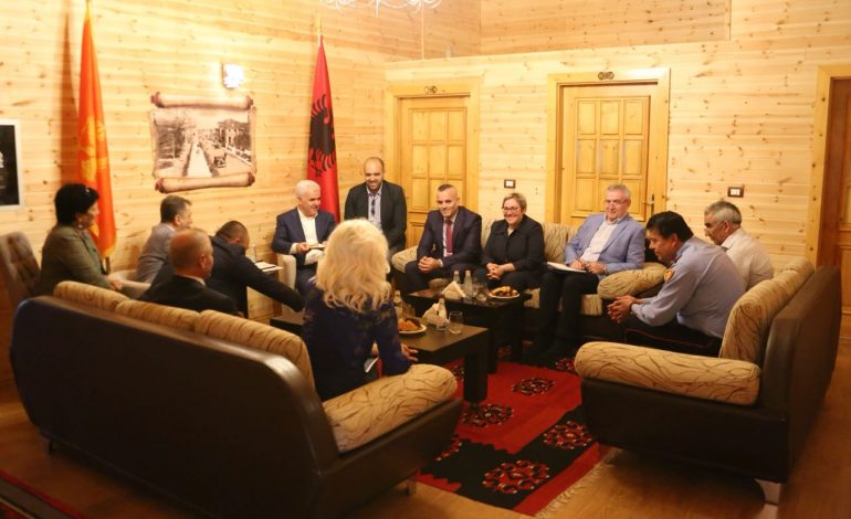 Ministri Xhafaj TAKIM me homologun e Malit të Zi/ U diskutua për masat që do…