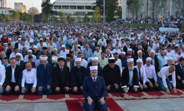 Fitër Bajramin/ Ja si e festuan besimtarët Mysliman, në orën 6 të mëngjesit ata...(FOTO)