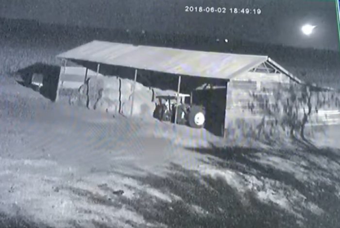 Asteroidi hyn në atmosferën e Tokës, dhuron shfaqje të rrallë QIELLORE (VIDEO)