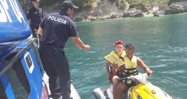 PROTESTE NE VLORE/ Pronarët e mjeteve lundruese në pritje të liçensave