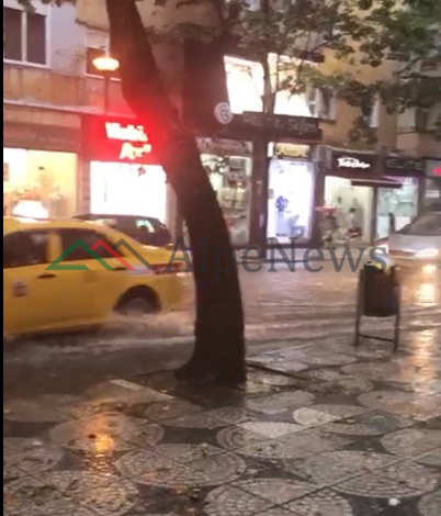 ÇMENDET MOTI NË TIRANË/ Reshje SHIU dhe BRESHËR në rrugët e kryeqytetit… (VIDEO)