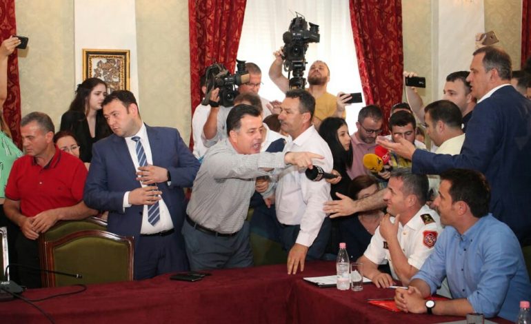 SHERRI NË KOMISION/ Salianji i shkul mikrofonin Veliajt, cilët ishin 3 deputetët e PS që mbrojtën kryebashkiakun…