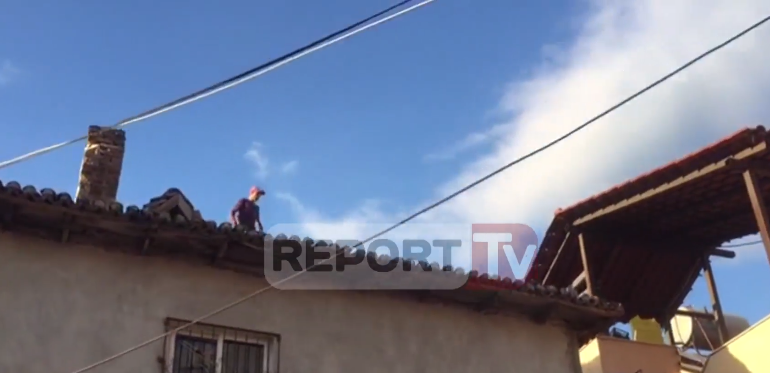 “IK QËROHU NGA SHTËPIA”/ Babai që mbante PENG në izolim djalin qëllon me tjegulla policinë… (VIDEO)