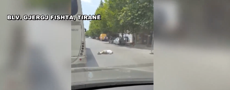 AKSIDENTI SOT NË TIRANË/ E aksidentuan dhe e lanë në mes të rrugës, askush nuk… (PAMJET E RENDA)