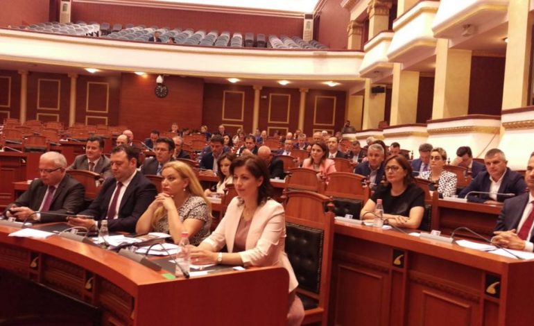 PR/LIGJI PËR TEATRIN/ Plas debati në Kuvend, PD: Pse po i vini minat me kaq urgjencë, kaparin e morët…