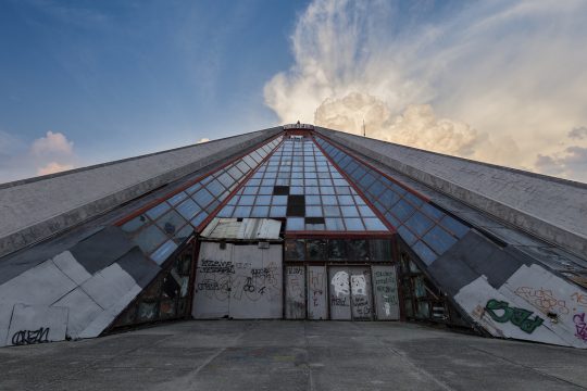 Piramida komuniste e Shqipërisë hyn në epokën dixhitale