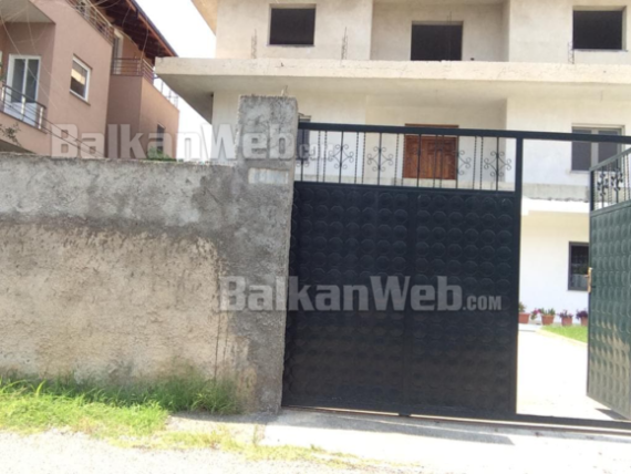PLAGOSI PRINDËRIT ME THIKË/ Dalin pamjet e para, tmerri në shtëpinë ku djali… (FOTO)