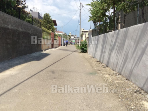 PLAGOSI ME THIKË PRINDËRIT/ Djali dhe nusja VETËDORËZOHEN në polici…