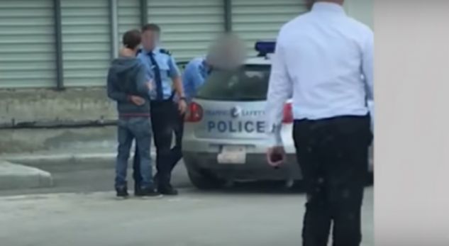 SKANDALOZE/ Policia rreh qytetarin para gruas dhe fëmijëve, e bën për spital