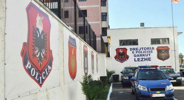 Të dehur dhe me armë zjarri, tentojnë t’i fshihen makinës së policisë/ Arrestohen dy persona (EMRAT)