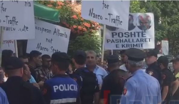 “S’ka drejtësi me krim në qeveri”/ Protestuesit nuk i ndahen Ramës as në Belsh (VIDEO)