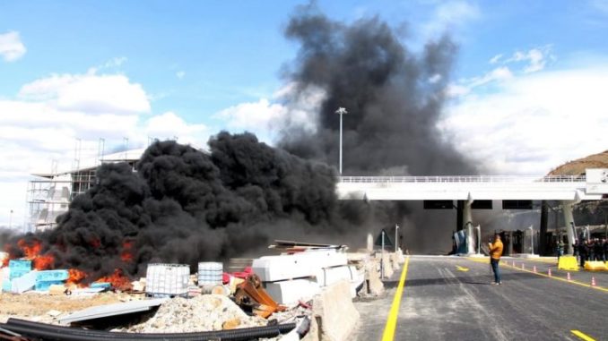 MBETI NË BURG PAS PROTESTËS PËR RRUGË E KOMBIT/ Pëson infarkt 35 vjeçari kuksian…