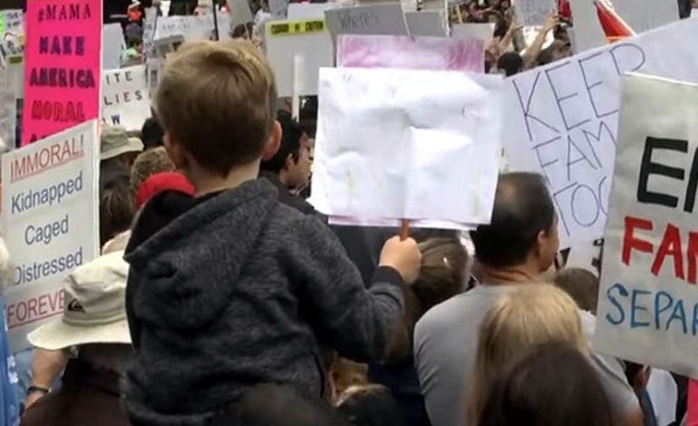 PROTESTAT NË AMERIKË/ Qindra marshime kundër politikës së emigracionit të Trumpit: Duam…