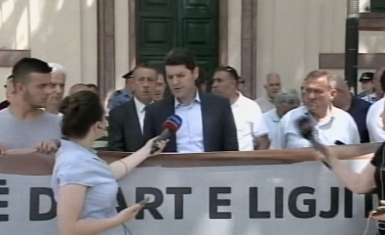 Vëllai i akuzuar si trafikant/ Policët e liruar nga detyra: Ministri Xhafaj t’i nënshtrohet vettingut