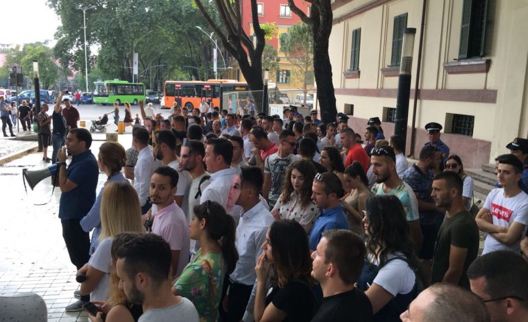 FRPD dhe LRI, vijojnë protestën tek Ministria e Brendshme: Do çojmë në azil politik Ramën, Xhafën dhe…