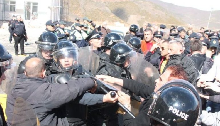 PËSOI INFARKT/ Lirohet nga BURGU njëri nga kuksianët që u arrestua për dhunën tek “Rruga e Kombit”