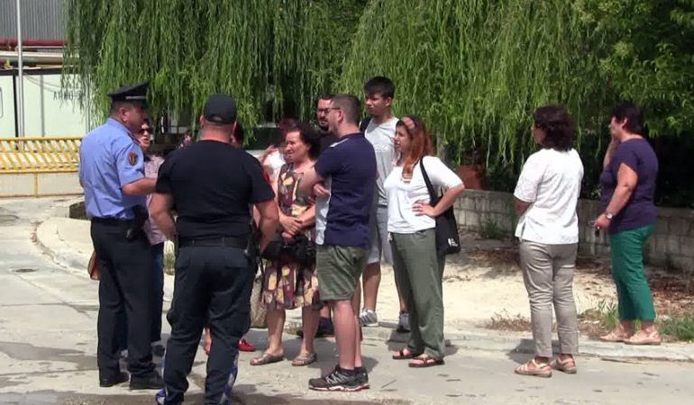 Naftëtarët në protestë/ Rafineria rinis punën, por gratë nuk janë rikthyer më
