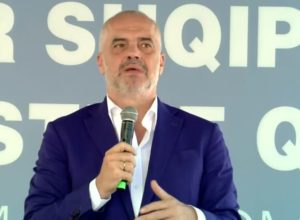 “Dua roje me pushkë e makinë të blinduar”, Rama tregon historinë me turistin politik në Shqipëri