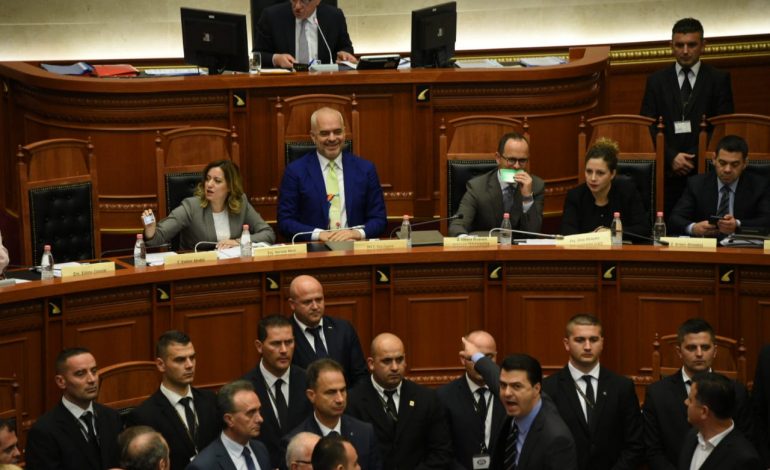 FOTOLAJM/ Basha i numëron akuzat nga foltorja, reagimi i Ramës është EPIK