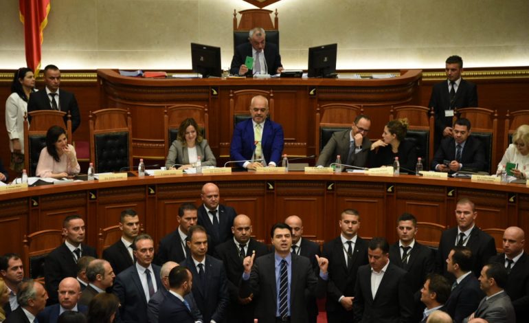 SEANCA E KUVENDIT/ PD e LSI nuk marrin pjesë: Votuat PROJEKTLIGJIN e Teatrit prandaj nuk…