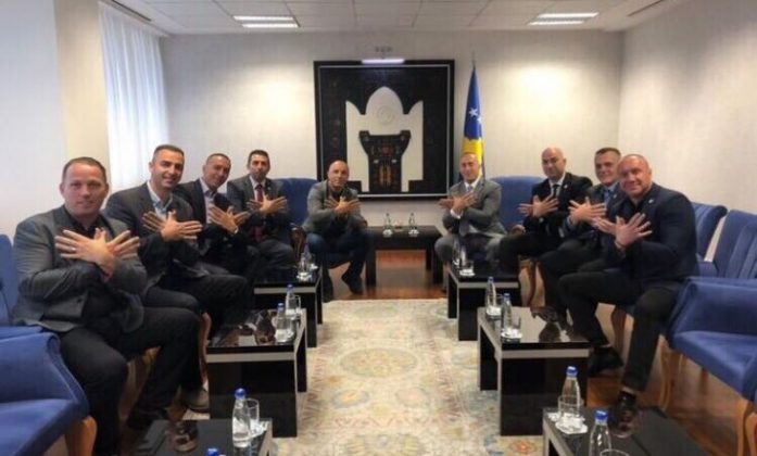 Kryeministri i Kosovës “SFIDON” serbët/ Bën simbolin e SHQIPONJËS në zyrë…