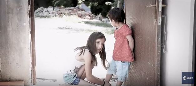 DRAMA në familjen Gjepali/ Nëna i ndërroi jetë, vajza 8 vjeçare kujdeset për shtëpinë