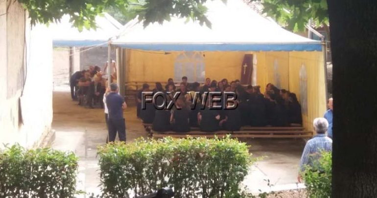 U VRA NGA BASHKESHORTJA në mes të pazarit/ Hapen dyert e mortit në banesën e Kujtim Donaj (VIDEO)