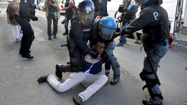 RAPORTI/ Fëmijët emigrantë po dhunohen barabarisht nga policia kufitare në Francë