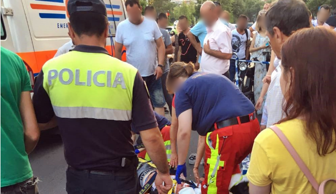 PËRGJAKET RRUGA/ Makina luksoze përplas të riun në mes të Tiranës… (VIDEO)