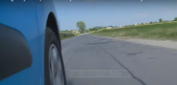Rruga “plakë” po VDES! Aksi Tiranë-Durrës, nga Ndroqi është i mbushur vetëm gropa dhe… (VIDEO)