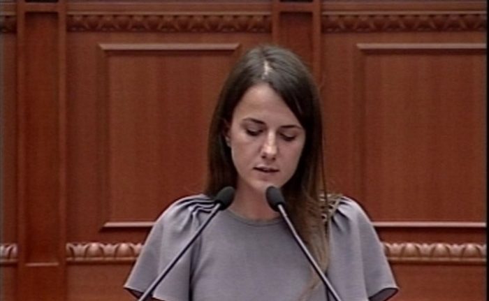 SHERRI ME VELIAJN/ “Habit” vajza e Azem Hajdarit: Bëmë shfaqje dhe boks politik….