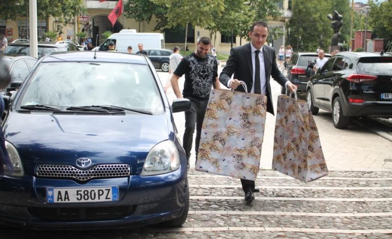 IRONIA E DEPUTETIT TË PD/ Shkon në Kuvend me “TOYOTA” dhe me çanta “ME EURO”… (FOTO)