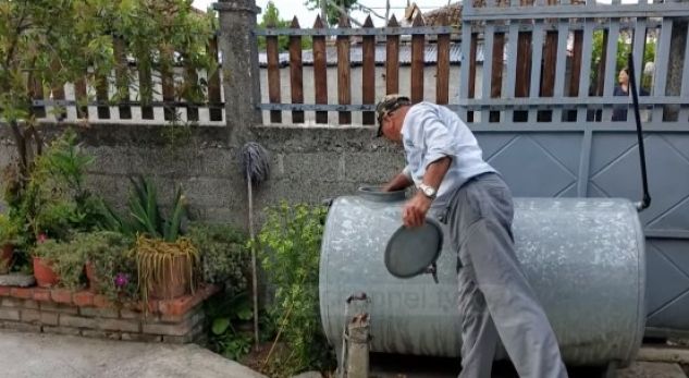 Flasin banorët e Fierit: Uji ka “harruar” të vijë prej vitesh, por faturat JO…