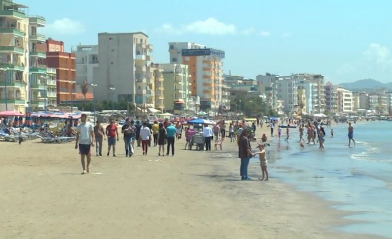 Temperaturat e larta/ Mbushet plazhi i Durrësit, ja çfarë thonë pushuesit (VIDEO)