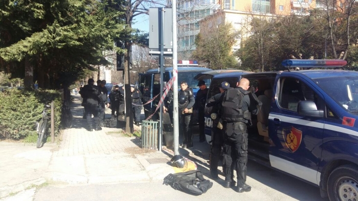 24 VJEÇARI TERRORIZON SHIJAKUN ME ARMË/ Iu gjet KOKAINË në banesë…