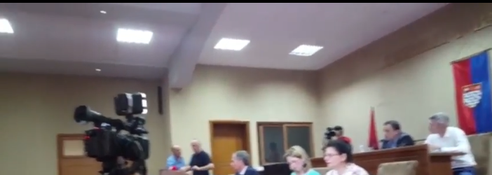 PLAS NË SHKODËR/ Kryetari s’i jep fjalën, këshilltar GODET foltoren me grushte, ndërpritet mbledhja