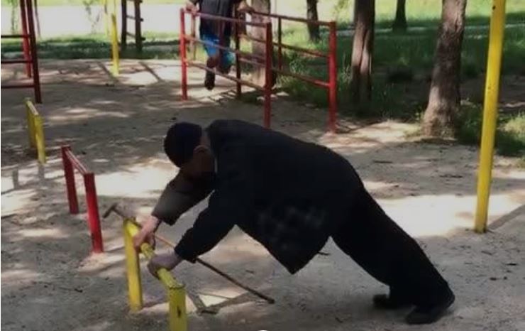 Mos hiqni dorë nga sporti! Shqiptari 88 vjeç në super-formë fizike (VIDEO)