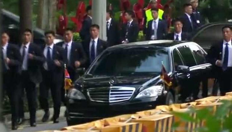 Truprojat e Kim Jong-un shfaqen në Singapor duke vrapuar pas veturës së liderit koreanoverior (Video)