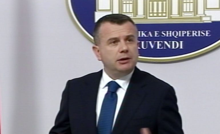 REPLIKAT/ I nxori videon duke kënduar për Enverin, Balla i përgjigjet Vokshit: S’jam unë, të të vijë turp