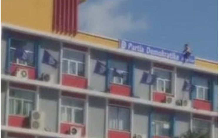 TENTON TË HIDHET NGA SELIA PD/ Dalin PAMJET. Gruaja qan dhe bërtet: Kam… (VIDEO)
