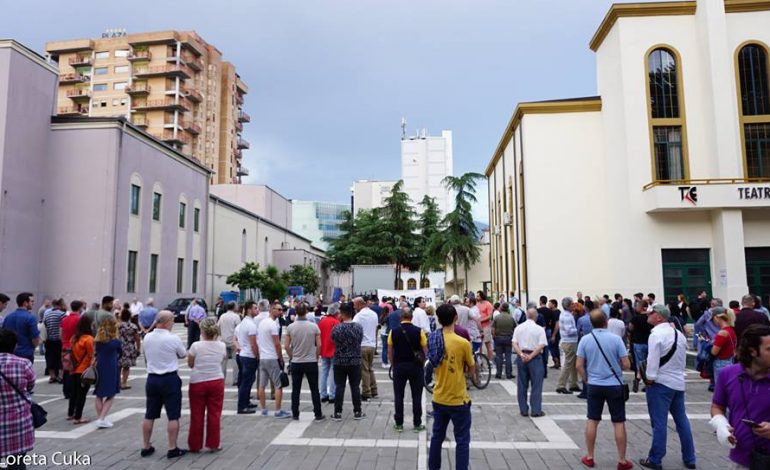 EMRAT/ Artistët në protestë, letër krerëve të shtetit: Teatri të rikonstruktohet