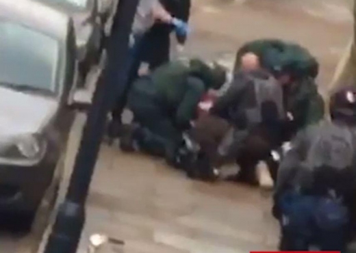 Momenti kur policia përplas me motor dhe më pas arreston 3 banditët (VIDEO)