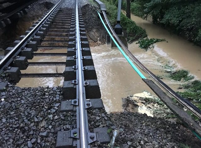 Përmbytje në Francë, 7 të plagosur pasi treni del nga shinat në Paris