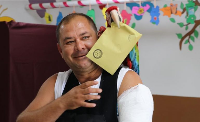 Zgjedhjet në Turqi/ Votues me veshje tradicionale dhe papagaj mbi supe