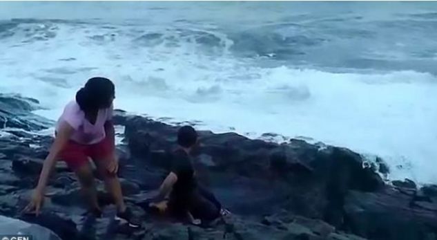 Momenti kur turisti përpihet nga valët e mëdha