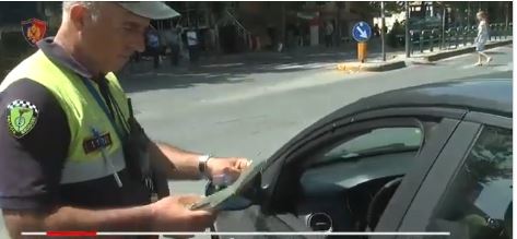 Çfarë po ndodh në Tiranë/ Policia ndëshkon 35 mjete për parkim të gabuar (VIDEO)