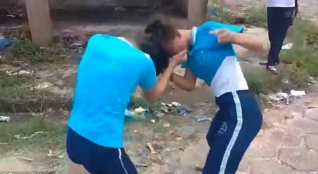 Adoleshentja qëllon bashkëmoshataren para shkollës/ Nxënësit bëjnë tifo…(VIDEO)