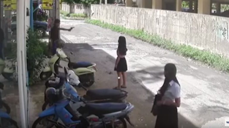 Momenti shokues, djali vret ish të dashurën në oborrin e konviktit (VIDEO)
